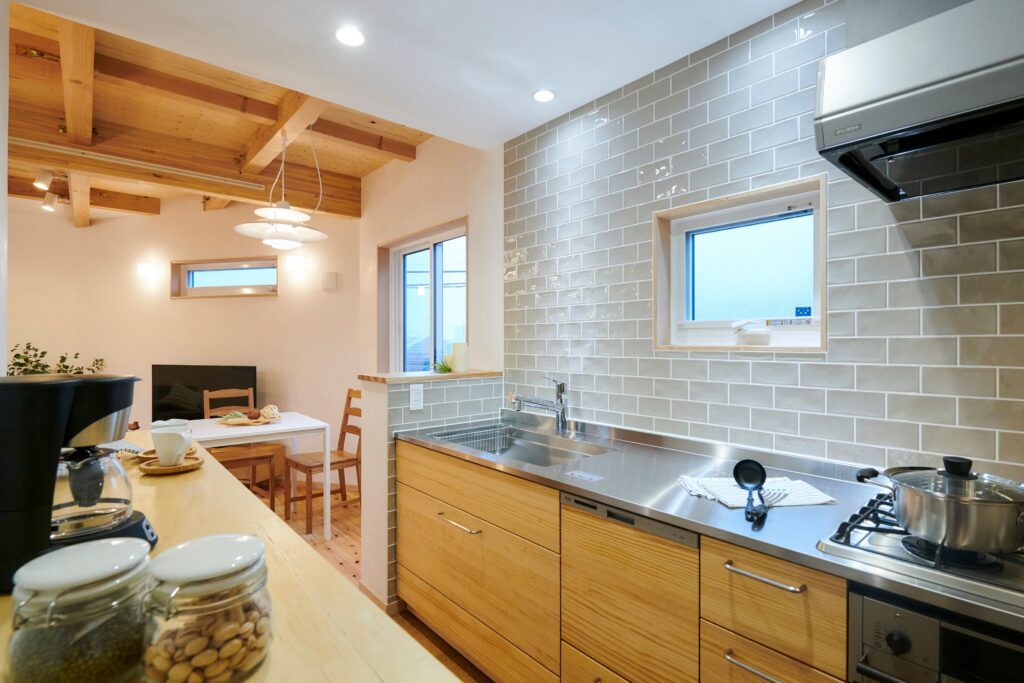 キッチンは『ウッドワン・ニュージーパイン』無垢の扉<br />
